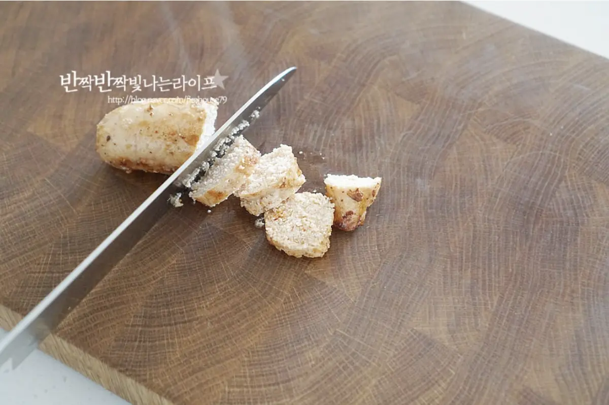 노릇하게 구워지면 한입에 먹기좋게 썰어줍니다.