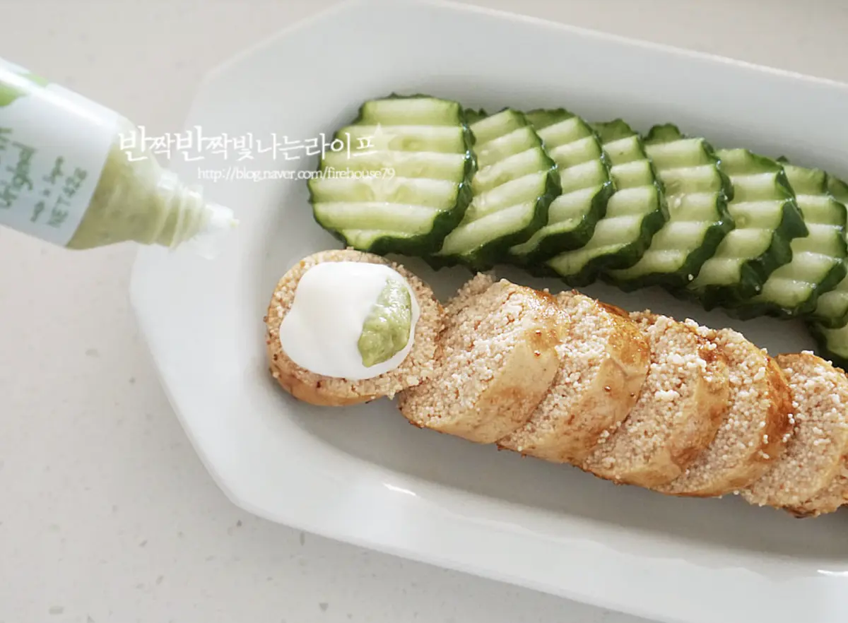오이와 함께 푸짐하게 담아주고 부드러움을 더해줄 마요네즈와 알싸하게 느끼함을 잡아주는 고추냉이를 올려 완성합니다.