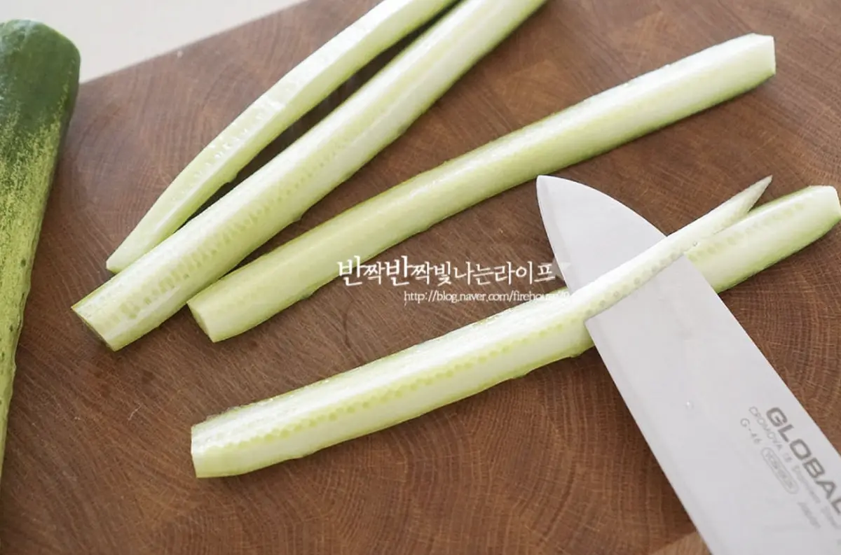 백오이를 준비하여 굵은 소금으로 세척한 뒤 길게 4등분 한 뒤 씨와 속은 제거해 주었습니다.