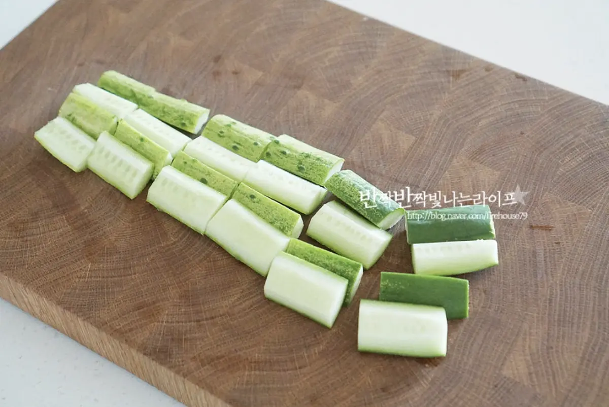 길이에 따라 한입에 먹기 좋게 깍둑 썰어주세요.