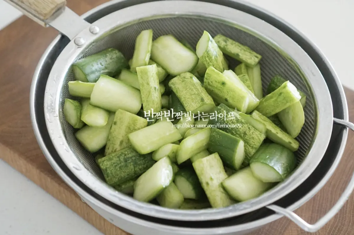 가볍게 버무린 뒤 30분 절여주고 체에 밭쳐 물기를 털어줍니다.