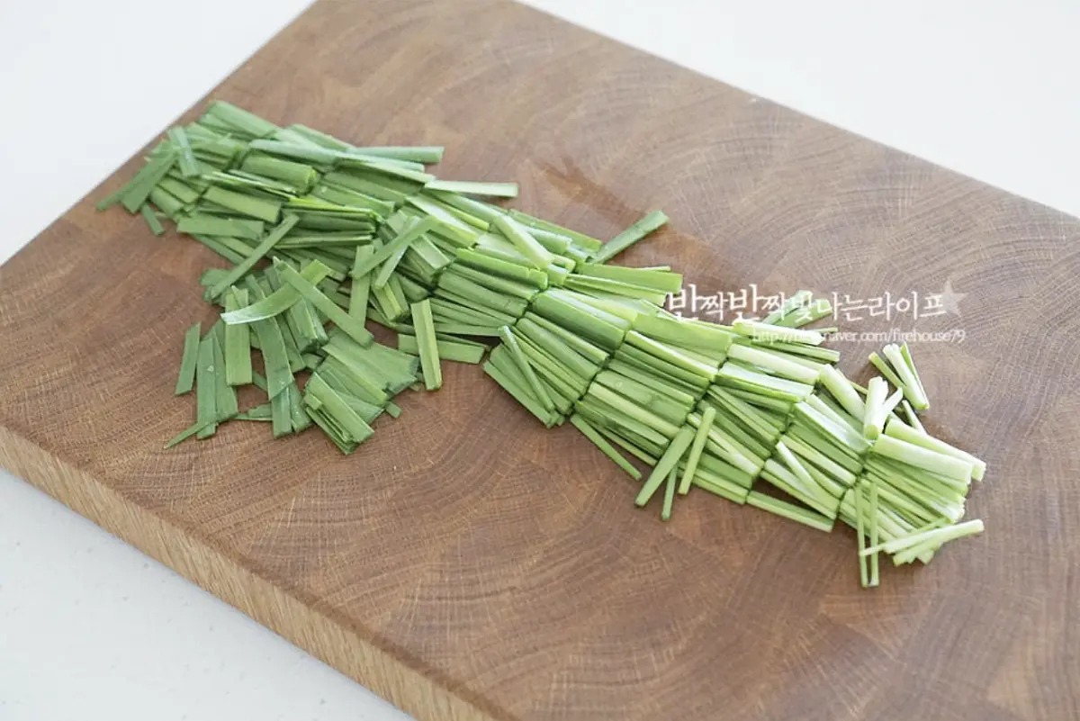 부추는 사이사이 깨끗하게 세척한 뒤 3cm 정도 길이로 썰어줍니다.
