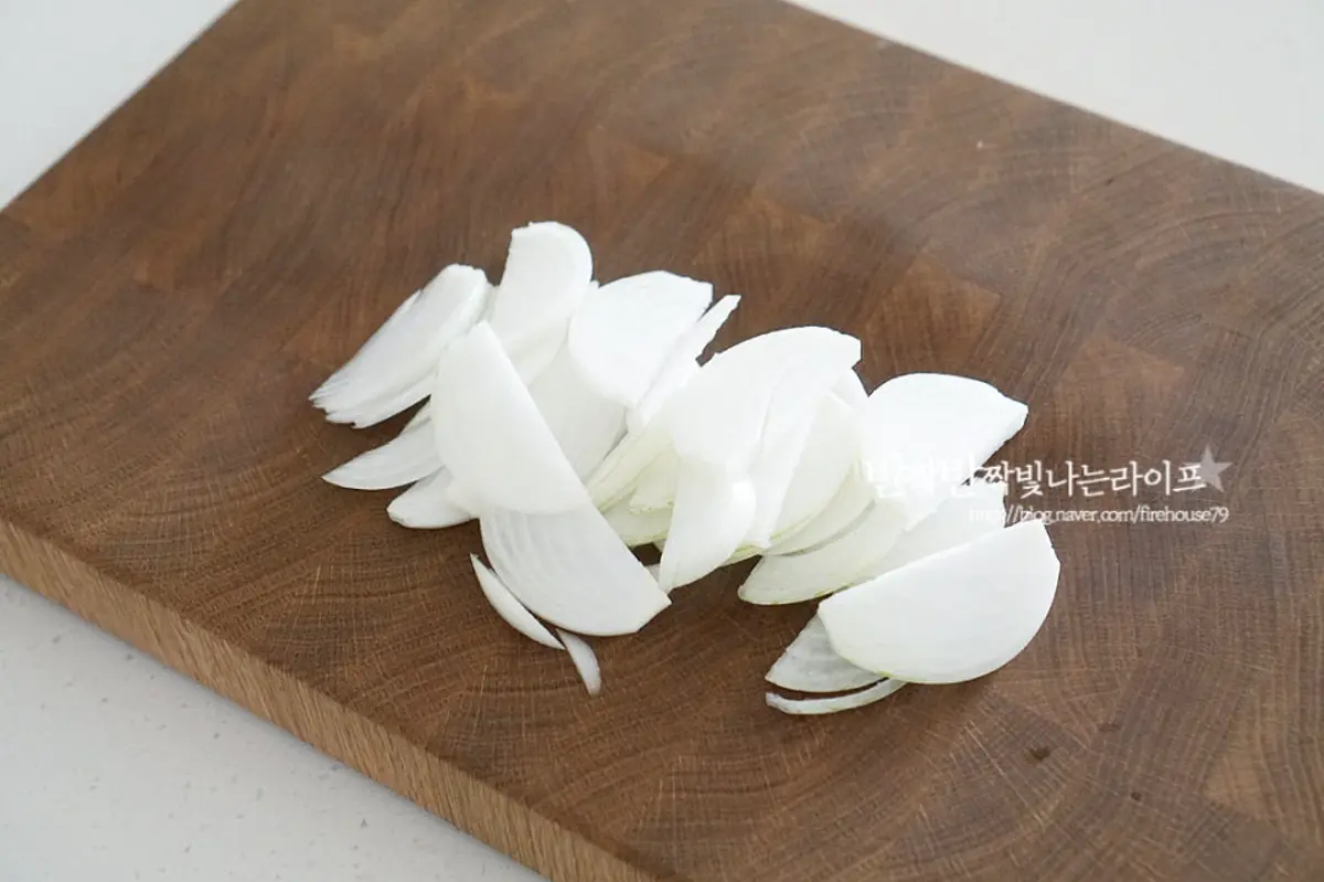 달달한 햇양파는 채 썰어줍니다.