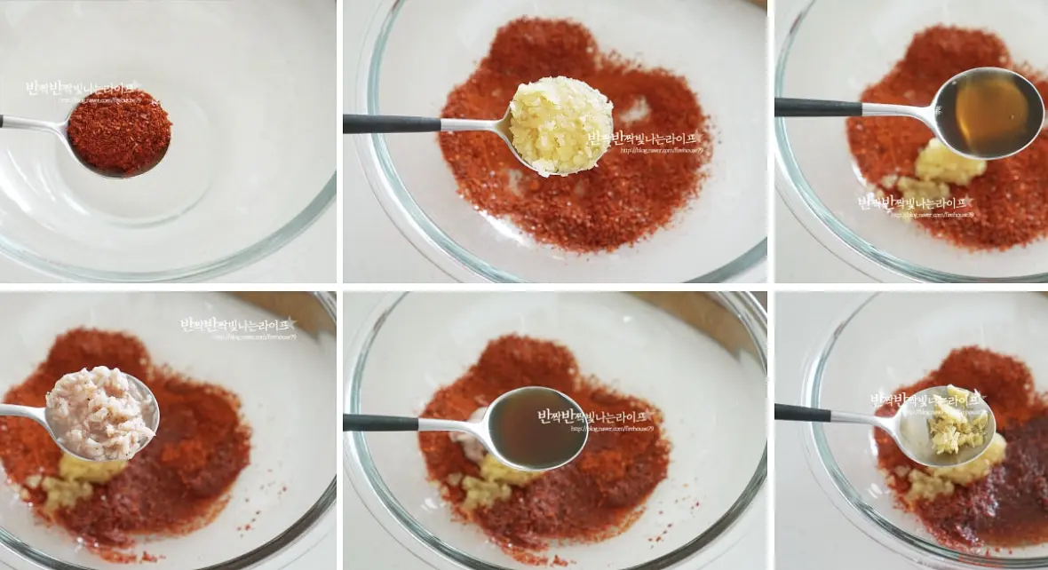 고춧가루 4 큰 술, 액젓 2 큰 술, 새우젓 1 큰 술, 간 마늘 1 큰 술, 매실액 2 큰 술, 간생강 1/3 큰 술을 넣어줍니다.