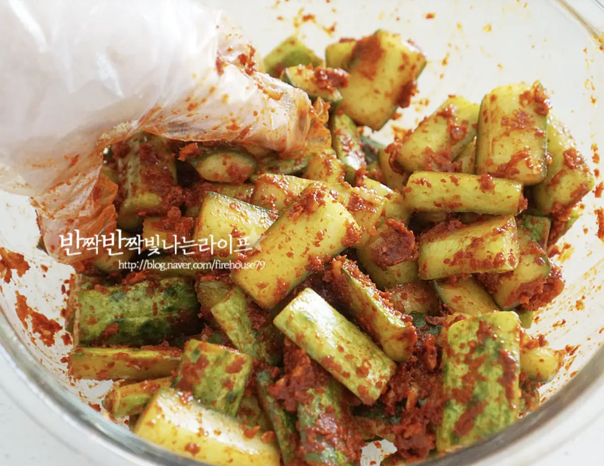 절인 오이부터 넣고 버무려줍니다.