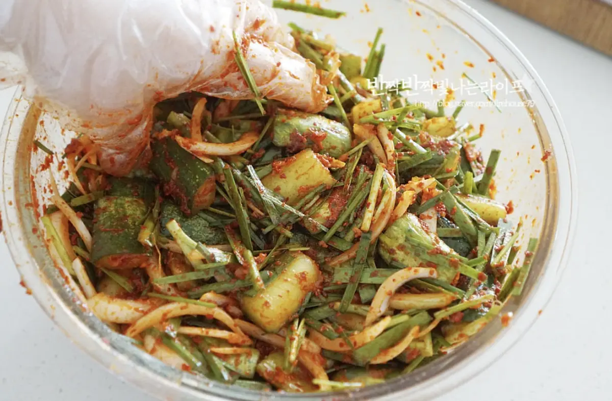 양파와 부추도 함께 넣고 버무려줍니다.