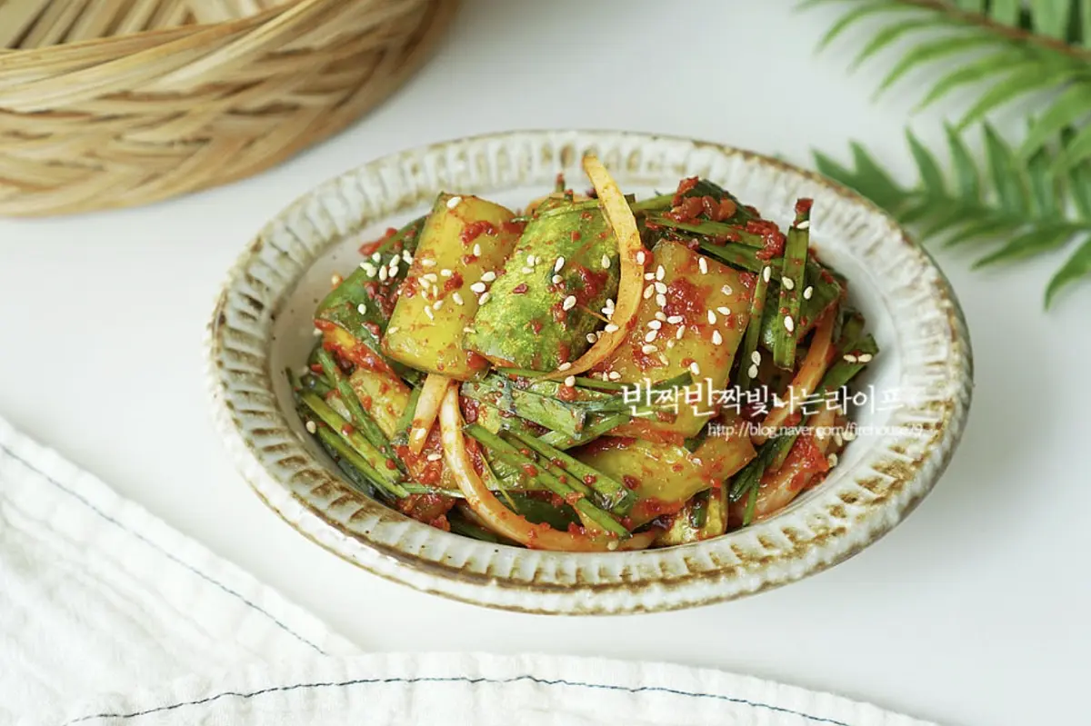실온에서 반나절 정도 숙성한 뒤 냉장고에 넣고 차갑게 먹으면 시원하게 맛있어요.