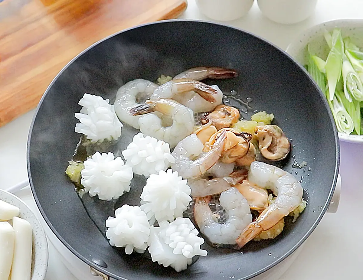 해산물은 취향에 따라서 준비해주세요. (저는 홍합, 오징어, 새우 준비했어요.)