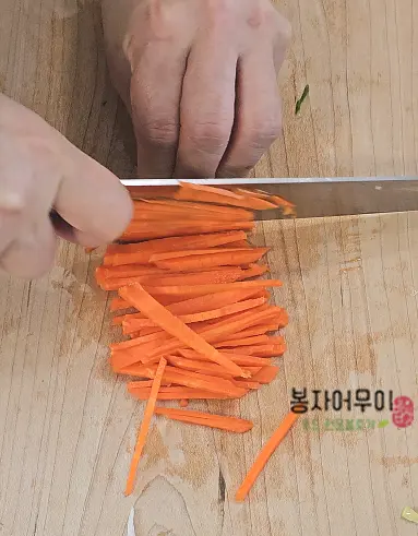 오이, 양파, 당근은 얇게 채썰고, 깻잎은 길게 썰어 준비합니다.