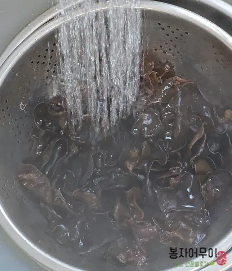 말린 목이버섯을 물에 담가 20분 정도 불려주고 끓는 물에 1분간 삶아서 찬물에 헹구어 줍니다.