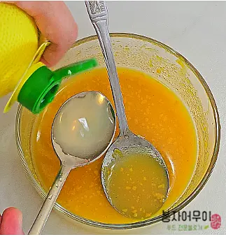 겨자 1 큰술, 설탕 2 큰술, 식초 4 큰술, 레몬즙 2 큰술, 소금 1 꼬집을 섞어 냉채 소스를 만듭니다.