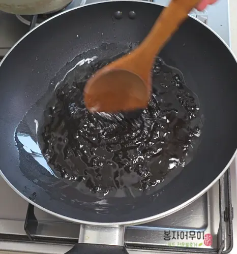 기름을 넉넉히 두른 프라이팬에 춘장을 넣고 약불에 튀기듯이 3분 정도 볶아줍니다.
