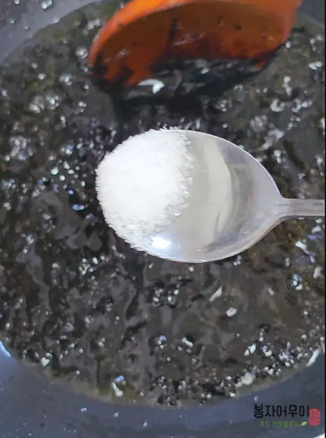 볶고 있는 춘장에 설탕 시럽을 넣어주고 미원 반 스푼을 추가하여 약불에 2분 정도 볶아줍니다.