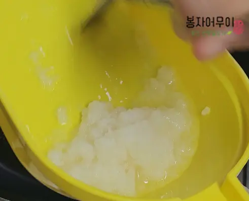 무는 강판에 갈아서 물기를 빼주세요.