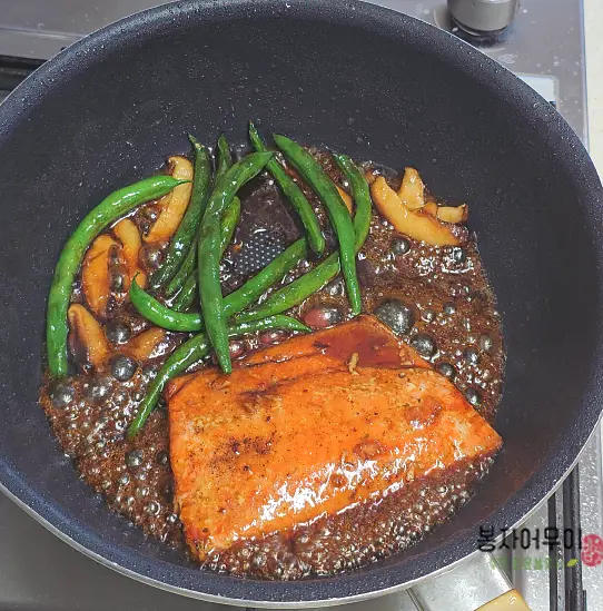 연어가 다 익으면 데리야끼 소스와 야채를 넣고 강불에 졸여줍니다.