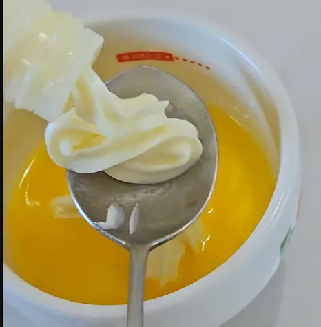 볼에 버터 30g, 마요네즈 1스푼, 꿀 1스푼을 넣고 잘 섞어 소스를 만듭니다.