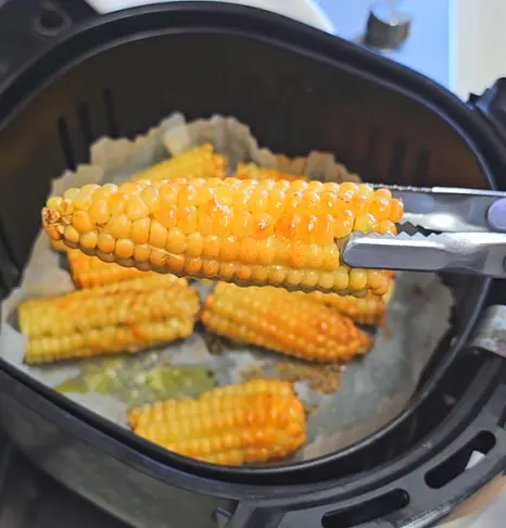 에어프라이어에 다시 옥수수를 넣고 180도에서 15분간 구워줍니다. 시간은 기기에 따라 가감해주세요.