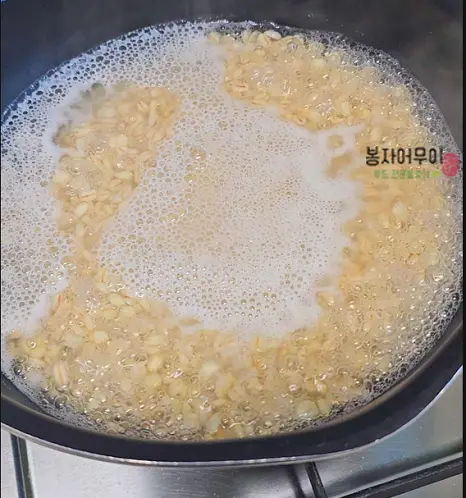 큰 그릇에 보리죽, 물, 소금을 넣고 잘 섞어 김치 국물을 만듭니다.