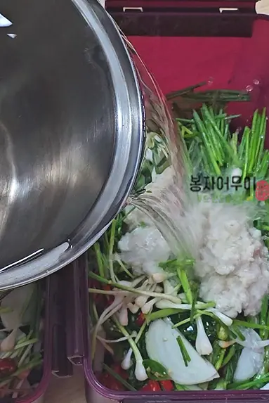 김치 국물을 붓고 상온에 하루 반 정도 두었다가 냉장고에 넣어서 시원하게 드세요.