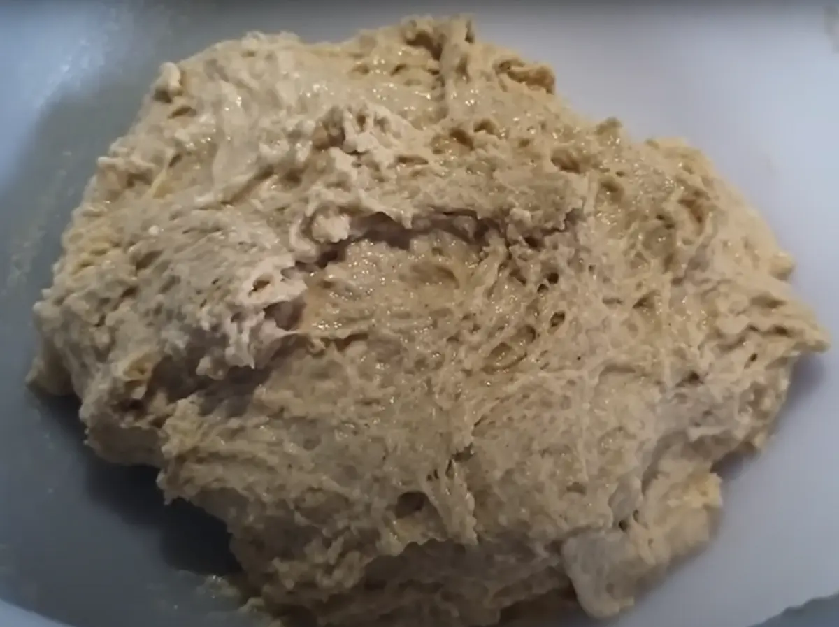 Mélanger le tout à l'aide de votre main, d'abord doucement pour que la farine absorbe tous les liquides, puis plus énergiquement pendant 3min, afin de former une pâte cohérente et légèrement humide.