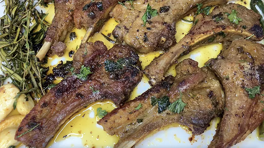 PLATING: Drizzle leftover butter from skillet over lamb chops and garnish with more parsley flakes (optional). Enjoy! 😋