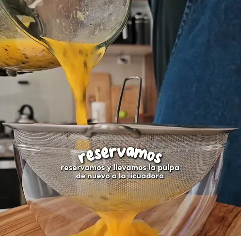 Cuela bien la mezcla, asegurándote de que no quede ninguna semilla.