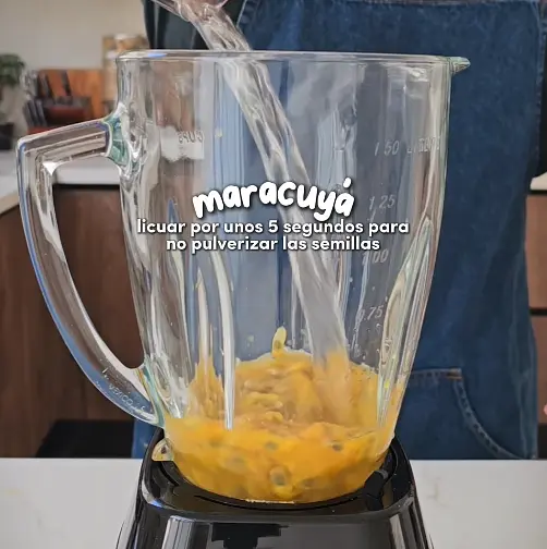 Licúa la pulpa de 5 maracuyás con un chorrito de agua durante unos 5 segundos, solo lo suficiente para soltar la pulpa sin triturar las semillas.