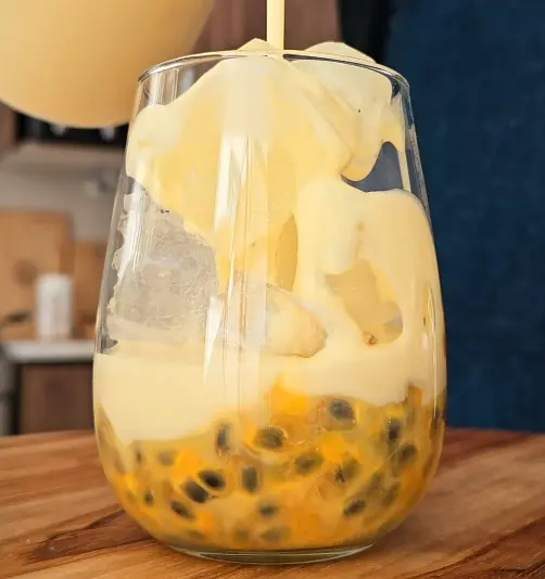 Para servir: Coloca en el vaso una capa de pulpa de maracuyá sin licuar, añade unos cubos de hielo y finalmente vierte la mezcla cremosa que acabas de preparar.