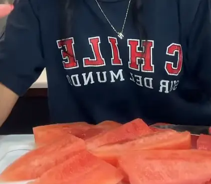 2. Corta el melón en pedazos que parezcan filetes