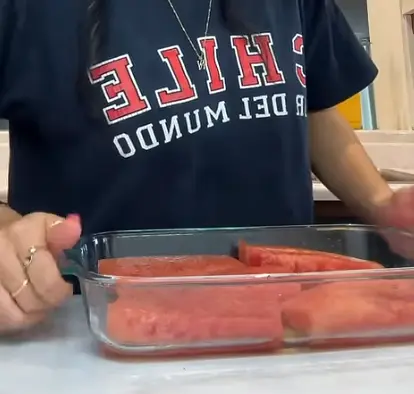 3. En un recipiente para hornear, añade aceite de sésamo y coloca los pedazos de melón