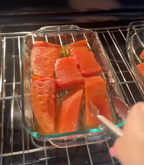 4. Llévalo al horno por unos 20-25 minutos y voltea los filetes a mitad del tiempo