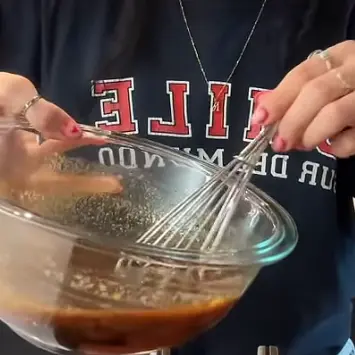 5. En lo que, prepara el marinado mezclando el resto de los ingredientes en un bowl
