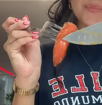 8. Llévalo al horno por unos 20-25 minutos, luego voltea los pedazos y hornea por unos 15-20 minutos más. Resultado: una lámina de sandía con aspecto y sabor a lámina de salmón.