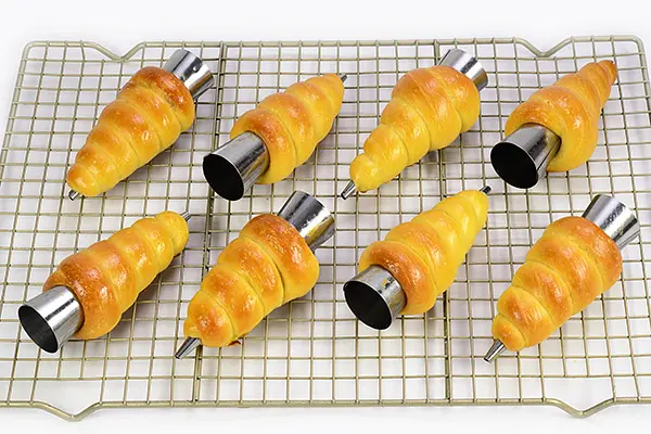 Remove from the oven and place horns on a rack, allowing them cool until they are cool to the touch. Remove the molds and allow to cool completely.