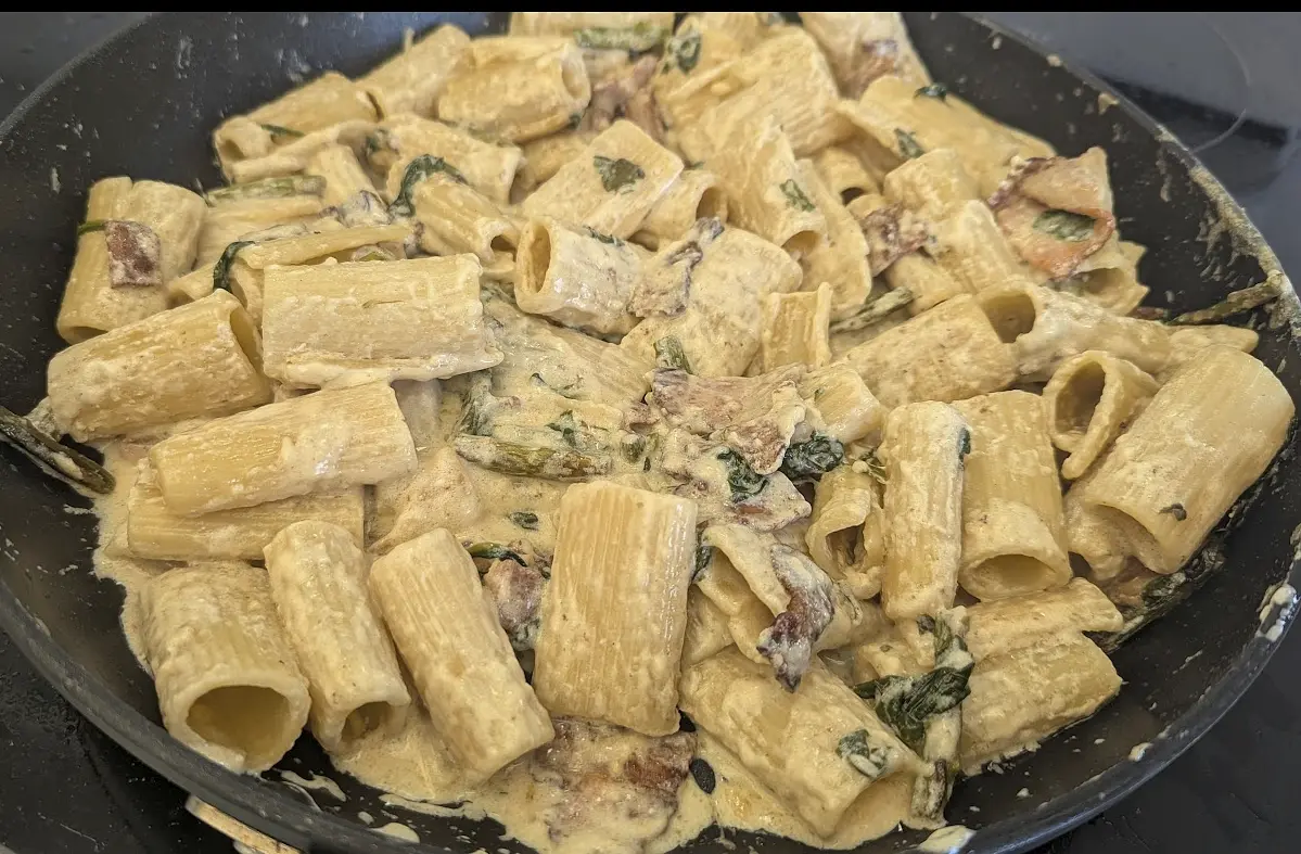 Add bacon&veggie mix and pasta to the pan. Mix together