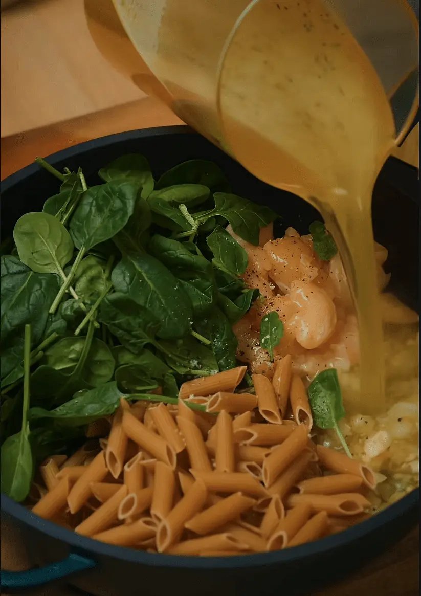 Assaisonnez et ajouter le bouillon de poule, la crème liquide et le parmesan
