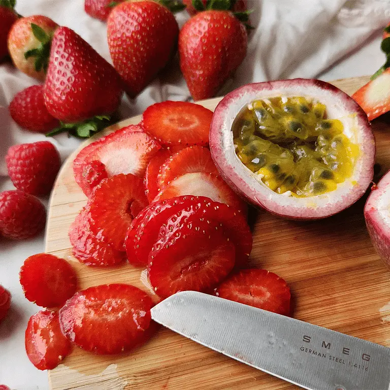 Pipe dots of cream over the fruit to create Pom Pom’s fluffy coat.