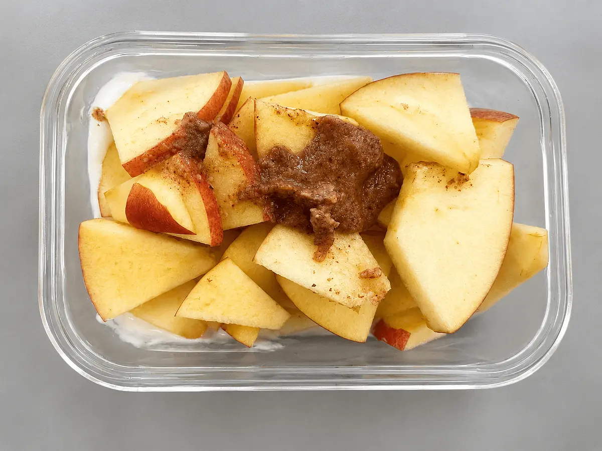 사과 반 개를 먹기 좋게 썰어 그릇에 담아주세요.
그릭요거트 3큰술(약 80~150g)과 땅콩버터 1작은술을 넣고 잘 섞어 드시면 됩니다.
단맛을 좋아하신다면 알룰로스 1작은술을 추가해 함께 비벼 드세요.