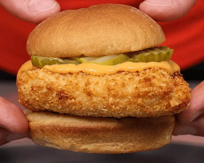 Assemble the Sandwich
Toast the bun.
Add one chicken fillet.
Top with:
35 g chipotle aioli
28 g bread-and-butter pickles
Add top bun.