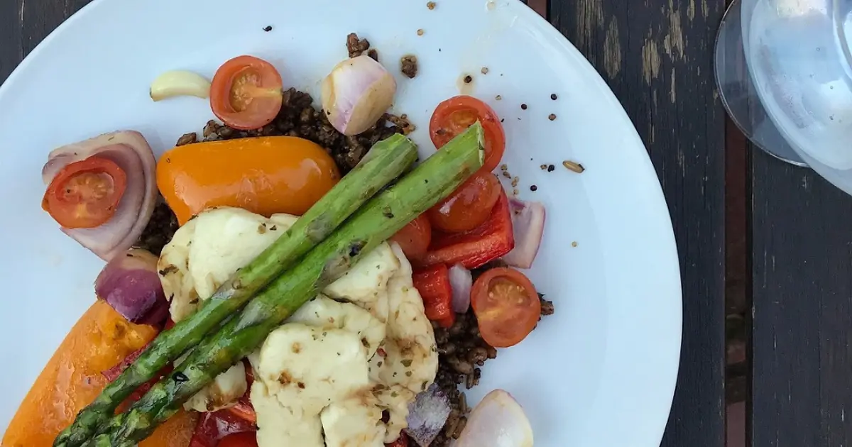 Halloumi, Pepper and Asparagus Traybake Recipe | Samsung Food App
