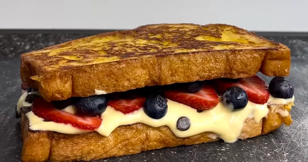 Fruchtiges Vanille French Toast Sandwich Recipe | Samsung Food App