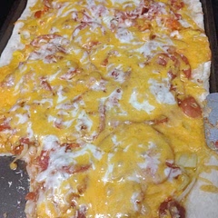 the crust was fluffy and crispy at the same time, but has no taste. perhaps the pizza toppings are what should give taste, but I would add seasonings to the dough.