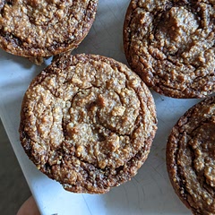 It's delicious, although it didn't seem to firm up properly, even after baking several minutes longer. I used four dates (100 gr) and that made it too sweet for me, but still amazing. It's worth experimenting with it.