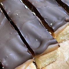 So simple & easy. Not too sweet thanks to the dark chocolate