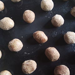 J'ai passé moins de 30 minutes de faire les biscuits et je remplace la molasse avec le sucre de canne brun.  J'ai eu 34 pièces