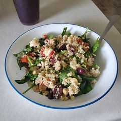 😋 this is so good!!! so many flavors are complimenting each others. I used a spinach/arugula mix. Also, a little dressing goes a LONG way! I look forward to making this again ❤