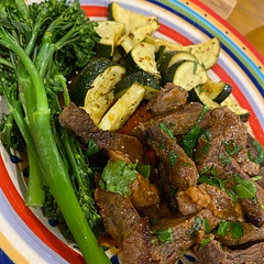 This is a 10 minute winner! Super easy and tasty, even has a slight kick from the sriracha. I added steamed broccolini and used blade steak instead of the sirloin as it wasn’t avaliable. Will make this a staple recipe.