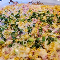 definitely add extra pepper and salt to this. wish I would have added a bit of ham juices to the sauce earlier to develop more flavor.