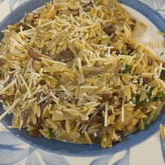 The recipe doesn't tell you when to add the spinach, so I just added it with the herbs and cream at the end.  Turned out great.