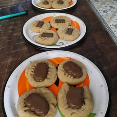 these cookie were the best!! even my family who doesn't care for peanut butter cookies loved them! in light of the Halloween season, I added some reeces pumpkin on top when they were fresh out of the oven! 10/10 recommend 👌